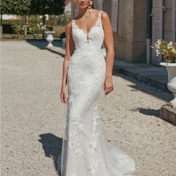 Justin Alexander Dresses & Skirts - Elegant White Lace Mermaid Wedding Dress with Plunging V-Neck